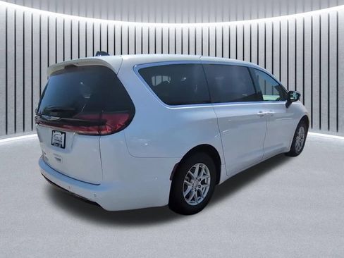 Used 2024 Chrysler Pacifica Touring-L FWD image 14