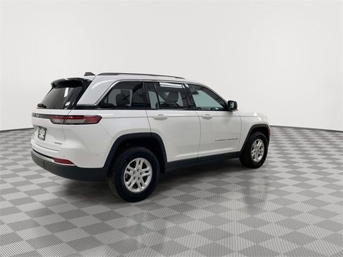 Used 2024 Jeep Grand Cherokee Laredo image 12