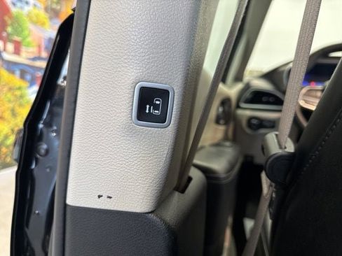 Used 2024 Chrysler Pacifica Touring-L image 42