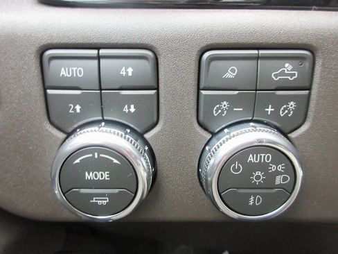 New 2026 GMC Sierra 3500 SLT w/ SLT Premium Package image 18