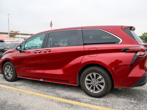 Used 2022 Toyota Sienna XLE FWD image 9