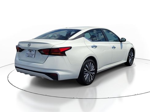 Used 2025 Nissan Altima 2.5 SV FWD image 4