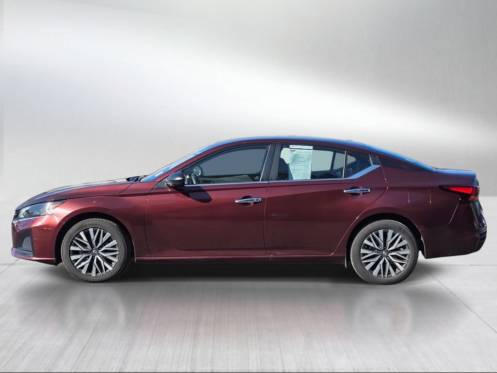 Used 2024 Nissan Altima 2.5 SV AWD/4WD image 2