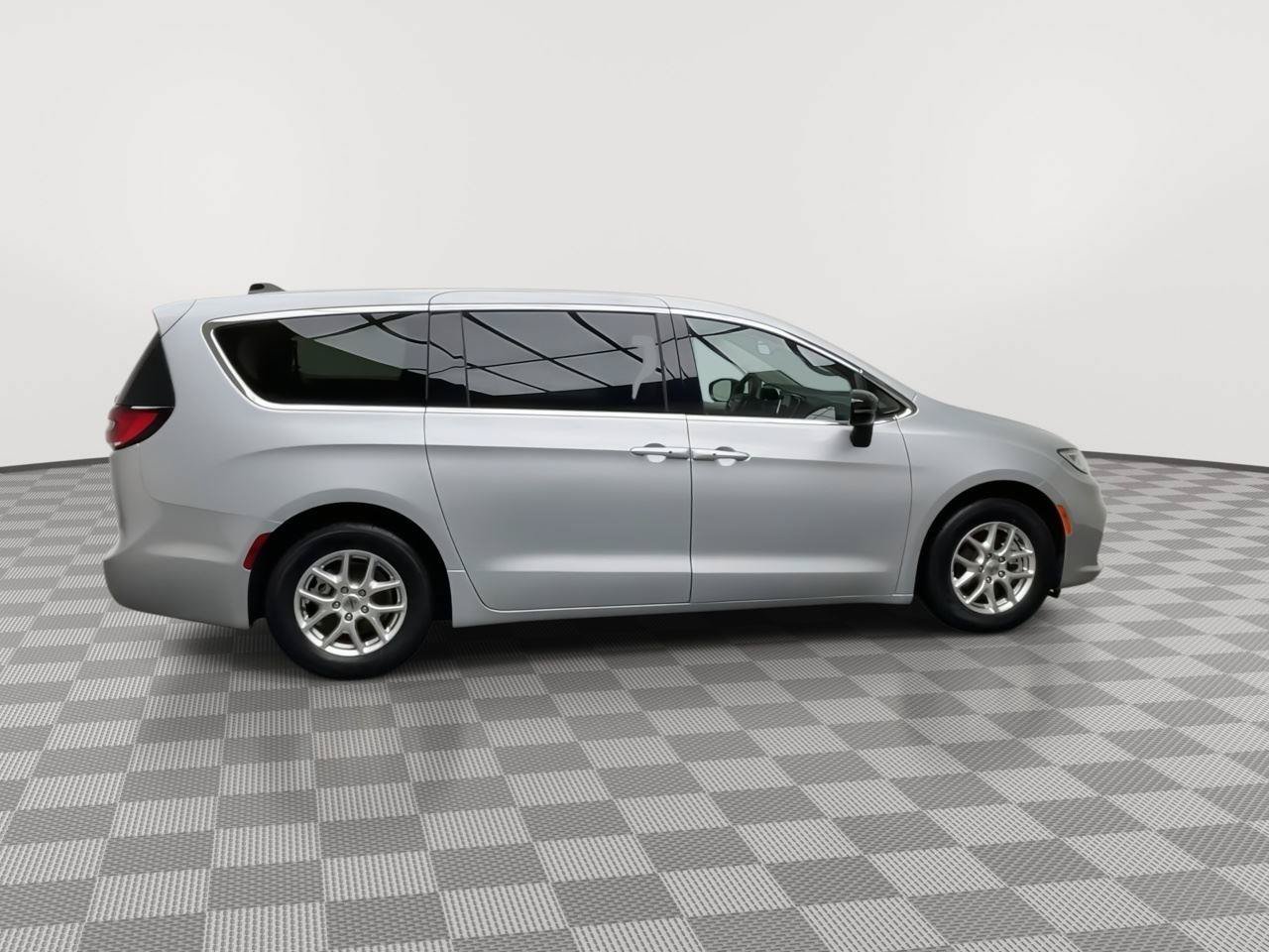 Used 2024 Chrysler Pacifica Touring-L FWD image 38