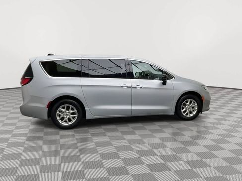 Used 2024 Chrysler Pacifica Touring-L FWD image 38