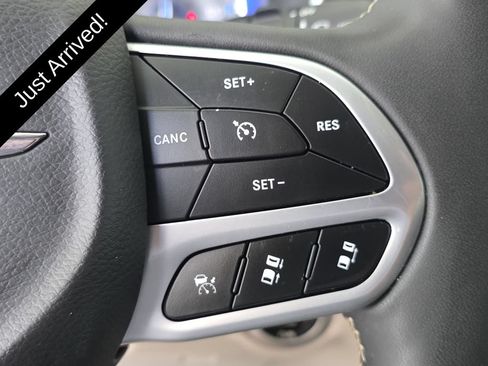 Used 2024 Chrysler Pacifica Touring-L FWD image 28