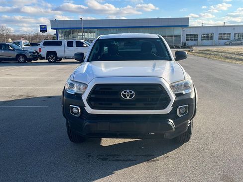 Used 2017 Toyota Tacoma SR image 8