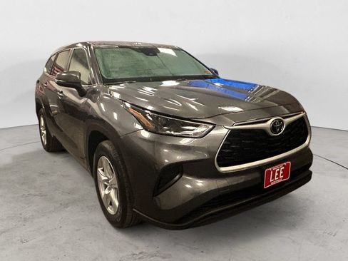 Used 2023 Toyota Highlander L FWD image 7