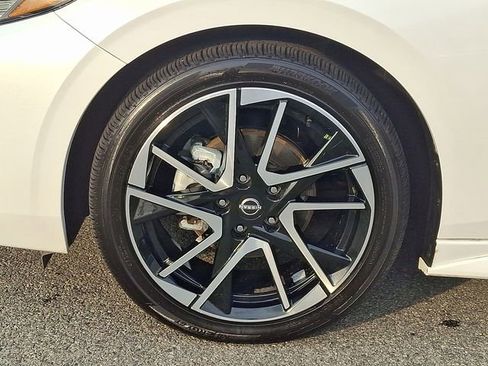 Used 2025 Nissan Sentra SR w/ SR Premium Package image 8