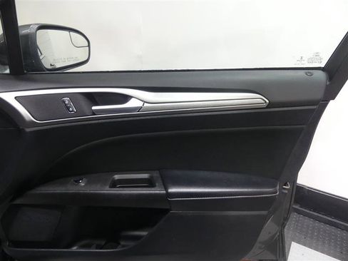 Used 2018 Ford Fusion SE image 18