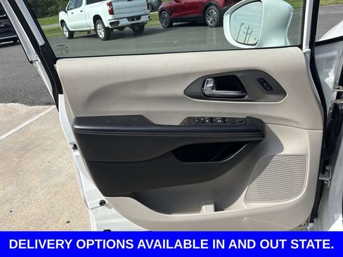 Used 2022 Chrysler Pacifica Touring-L FWD image 21