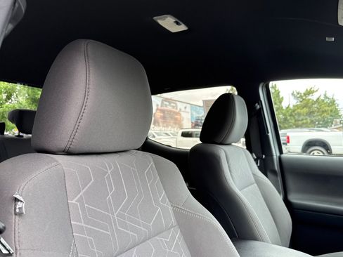 Used 2019 Toyota Tacoma TRD Off-Road w/ Technology Package AWD/4WD image 16