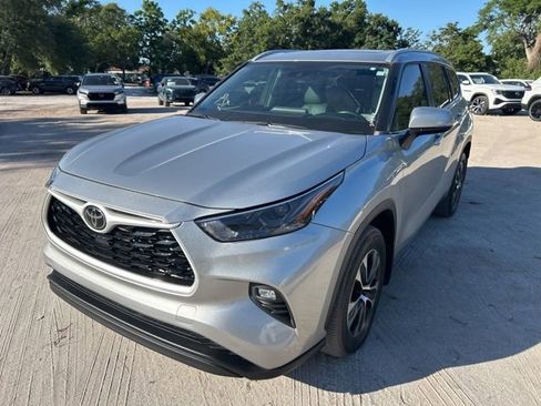 Used 2024 Toyota Highlander XLE AWD/4WD image 2