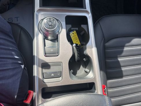 Used 2024 Ford Edge SEL w/ Convenience Package image 17