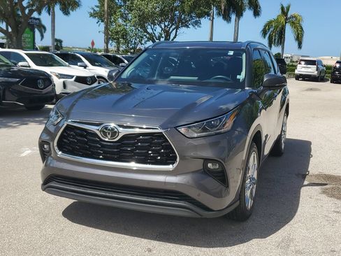 Used 2023 Toyota Highlander Limited FWD image 8