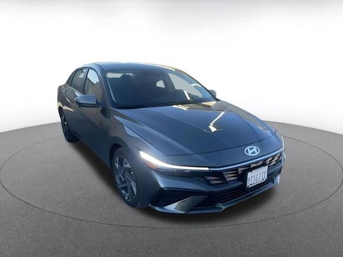Used 2025 Hyundai Elantra SEL image 3