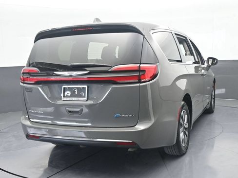 Used 2022 Chrysler Pacifica Touring-L FWD image 5