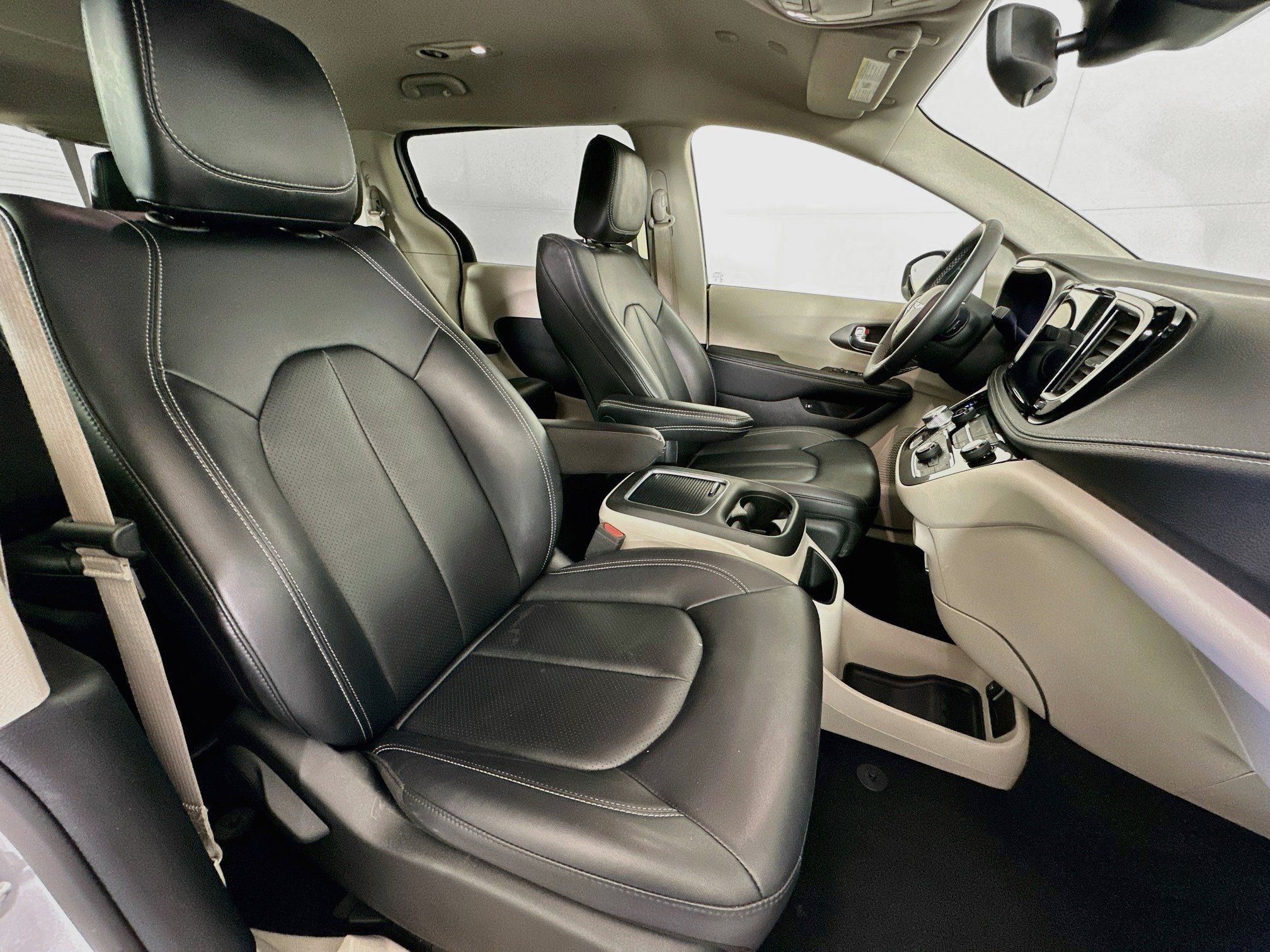 Used 2024 Chrysler Pacifica Limited FWD image 32