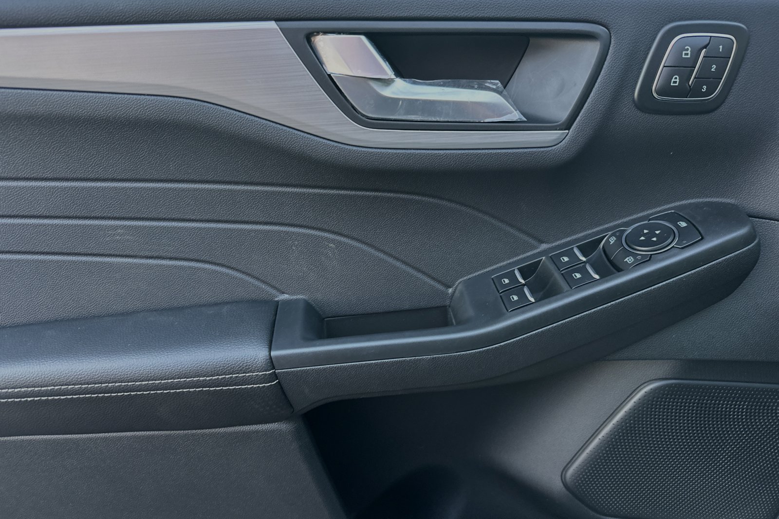 New 2024 Ford Escape SE w/ PHEV Premium Package FWD image 8