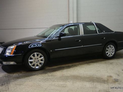 Used 2010 Cadillac DTS Premium w/ Driver Awareness Package image 30