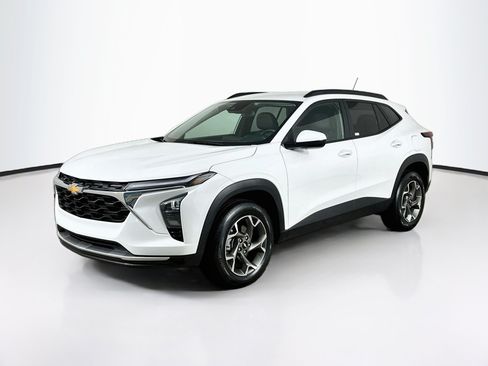 Used 2025 Chevrolet Trax LT w/ LT Convenience Package FWD image 3