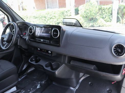 Used 2025 Mercedes-Benz Sprinter 2500 image 39