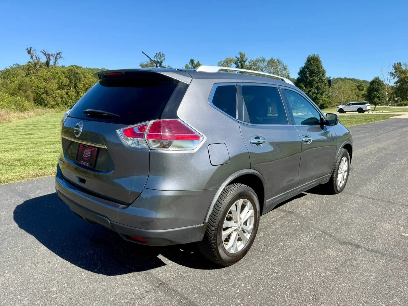 Used 2016 Nissan Rogue SV AWD/4WD image 5