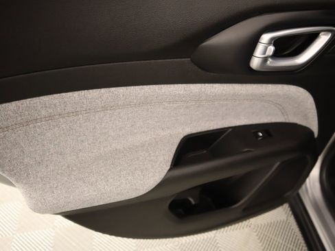 Used 2024 Jeep Compass Latitude image 16