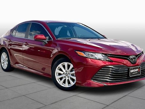 Used 2020 Toyota Camry LE image 3