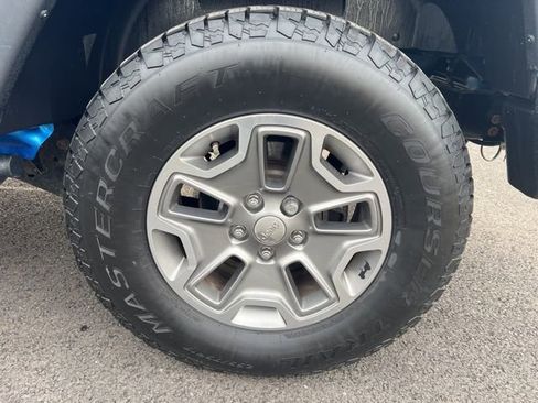 Used 2016 Jeep Wrangler Unlimited Rubicon w/ Connectivity Group image 32