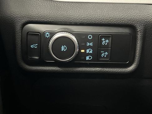 Used 2023 Ford Explorer XLT image 25