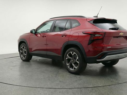 Used 2025 Chevrolet Trax LT w/ LT Convenience Package image 6