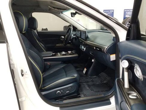 Used 2023 Genesis GV60 Performance image 17