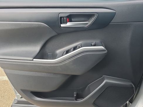 Certified 2024 Toyota Highlander XLE image 28
