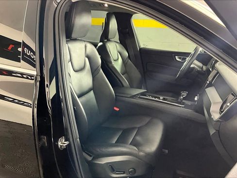 Used 2020 Volvo XC60 T5 Momentum w/ Premium Package image 9