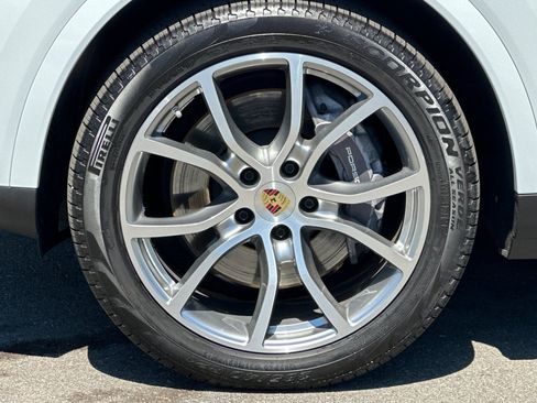 Certified 2023 Porsche Cayenne w/ Premium Package AWD/4WD image 27
