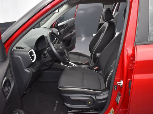 Used 2022 Hyundai Venue Limited image 12