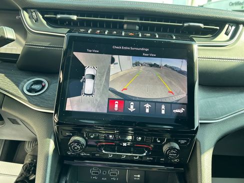 Used 2024 Jeep Grand Cherokee L Limited w/ Luxury Tech Group II image 18