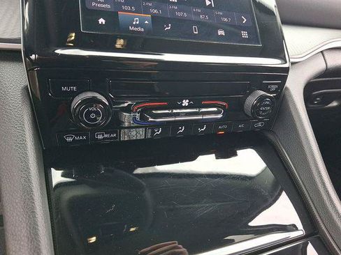 Certified 2023 Jeep Grand Cherokee Laredo AWD/4WD image 16