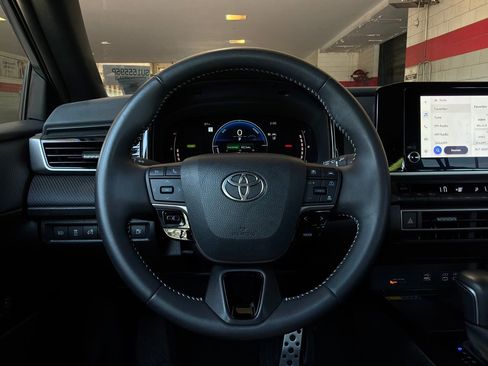 Used 2025 Toyota Camry SE FWD image 32