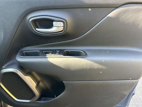 Used 2023 Jeep Renegade Latitude image 15