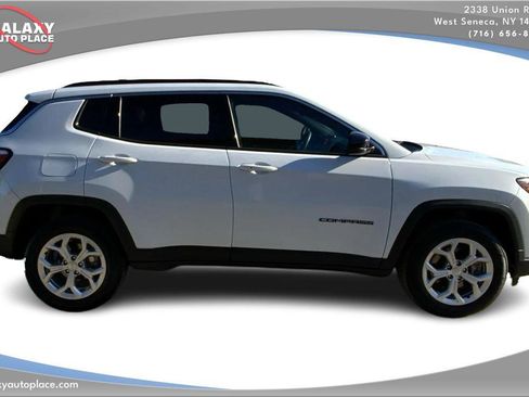Used 2024 Jeep Compass Latitude AWD/4WD image 4