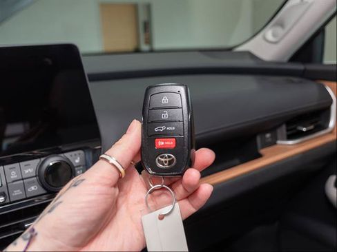 Used 2024 Toyota Grand Highlander AWD image 16