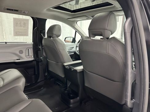 Used 2025 Toyota Sienna XLE image 58