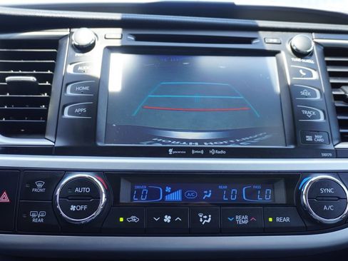 Used 2018 Toyota Highlander XLE FWD image 19