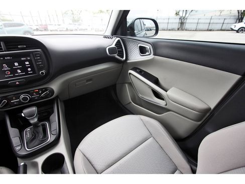 Used 2023 Kia Soul LX w/ LX Technology Package image 12