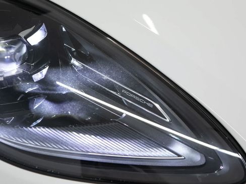 Certified 2025 Porsche Macan AWD/4WD image 16