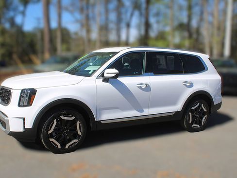 Certified 2024 Kia Telluride S image 4