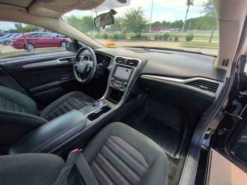 Used 2018 Ford Fusion SE w/ Fusion SE Technology Package FWD image 19