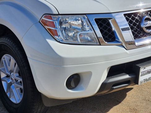 Used 2018 Nissan Frontier SV image 11